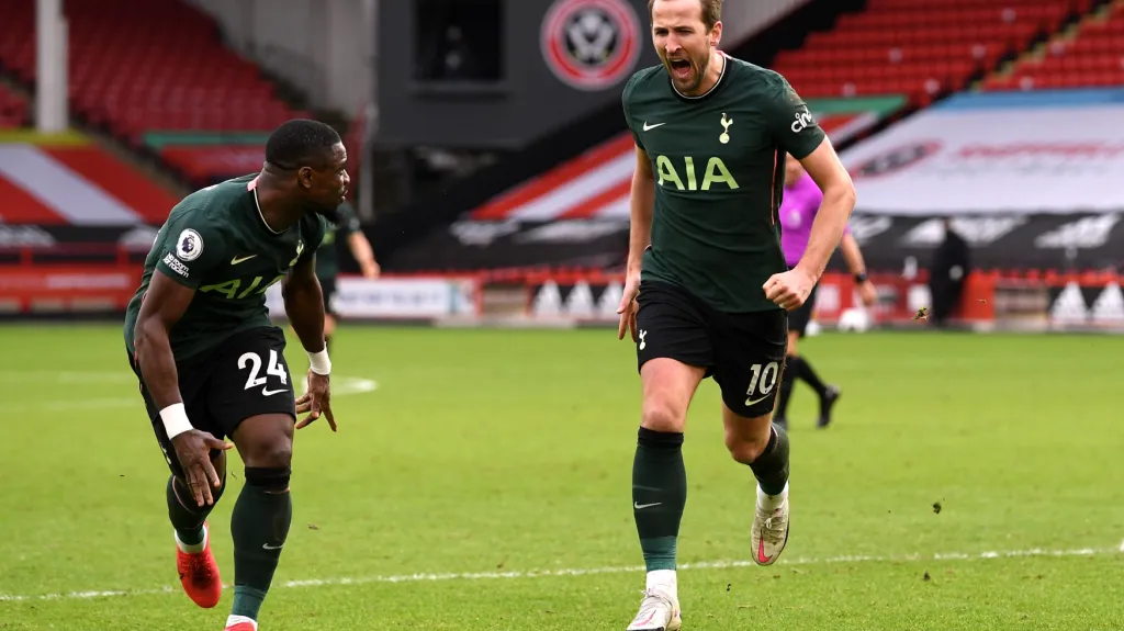 Harry Kane z Tottenhamu (vpravo) oslavuje gól v Sheffieldu