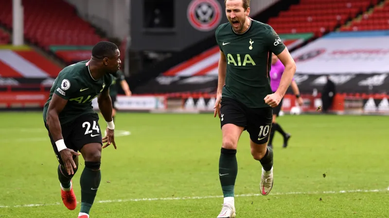 Harry Kane z Tottenhamu (vpravo) oslavuje gól v Sheffieldu
