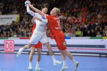 Vojtěch Patzel se snaží prosadit proti dánské obraně