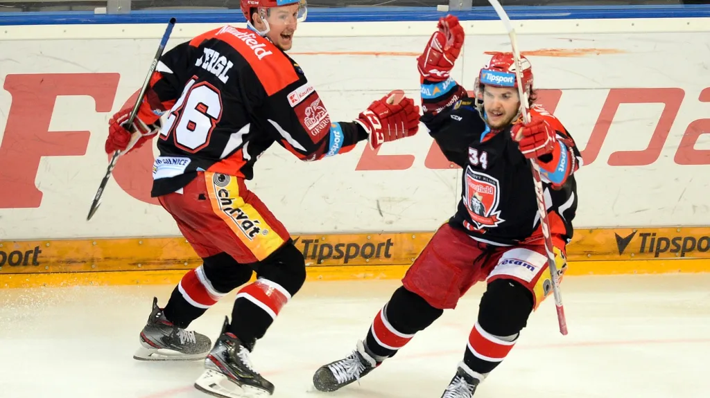 Kevin Klíma (vpravo) se raduje s Alešem Jerglem