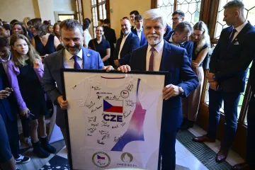 Prezident Petr Pavel (vpravo) přijal sportovce a sportovkyně z Her v Paříži