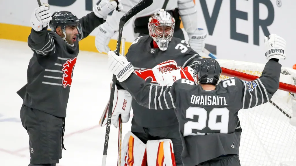 Brankář David Rittich slaví s kolegy z Pacifické divize triumf v Utkání hvězd