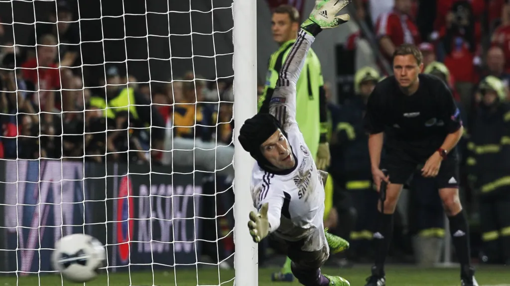 Petr Čech v penaltovém rozstřelu v Superpoháru