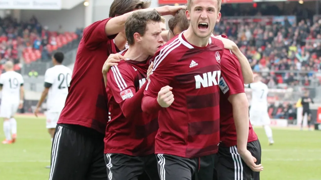 Tomáš Pekhart se raduje s hráči Norimberku