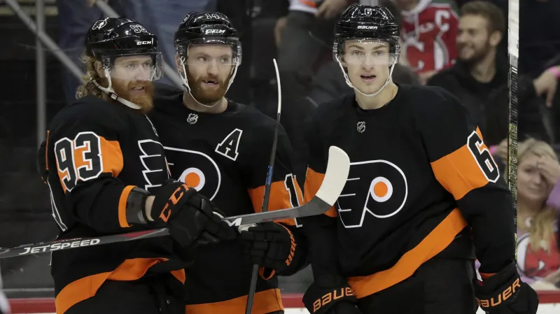 Jakub Voráček slaví se spoluhráči