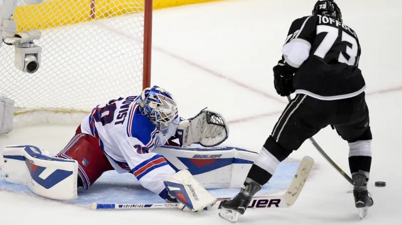 Henrik Lundqvist se snaží zastavit Tylera Toffoliho