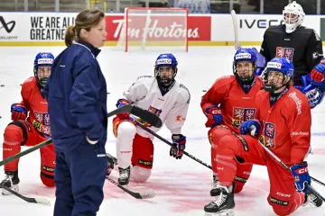 Trenérka Carla MacLeodová na tréninku českých reprezentantek