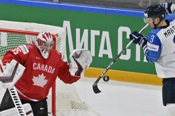 Finský bek Olli Määttä před kanadským gólmanem Darcym Kuemperem