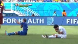 Moment v utkání Itálie - Uruguay: Suárezovo kousnutí (80. min.)