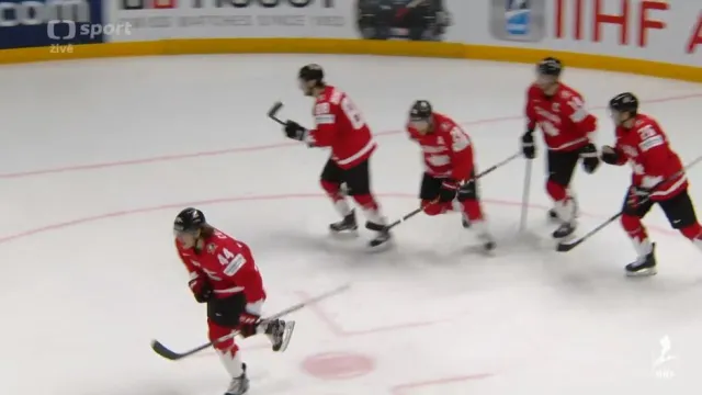 Šťastná branka Comtoise po kostrbaté přihrávce