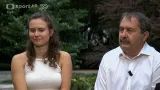 Paraatletika Tereza Jakschová a ředitel mítinku v Olomouci Petr Vrzala