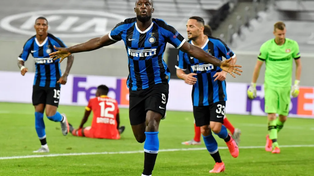 Romelu Lukaku slaví gól do sítě Leverkusenu