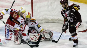 Sparťan Michal Broš před brankou Slavie