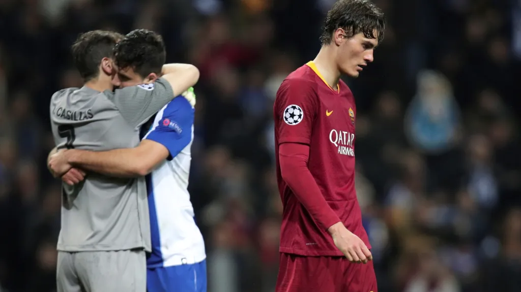 Patrik Schick odchází, zatímco hráči Porta oslavují