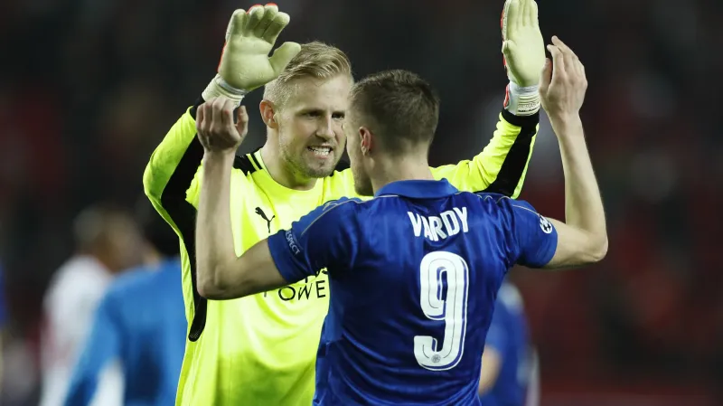 Slavící Kasper Schmeichel a Jamie Vardy