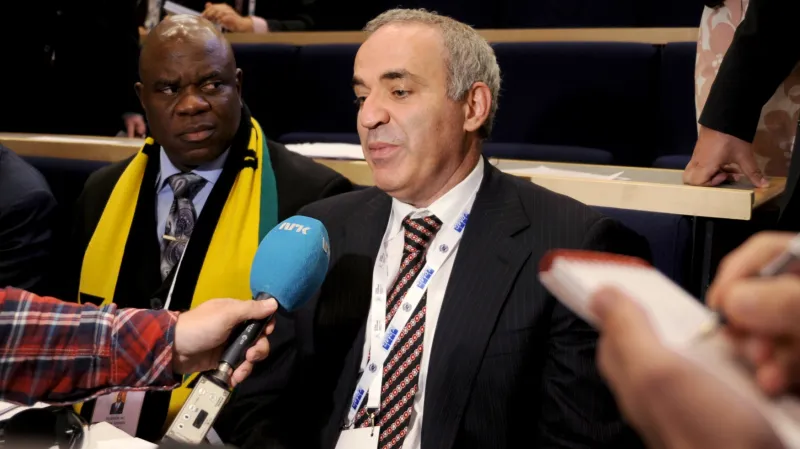 Kasparov se nestal šéfem šachové federace, porazil ho Iljumžinov