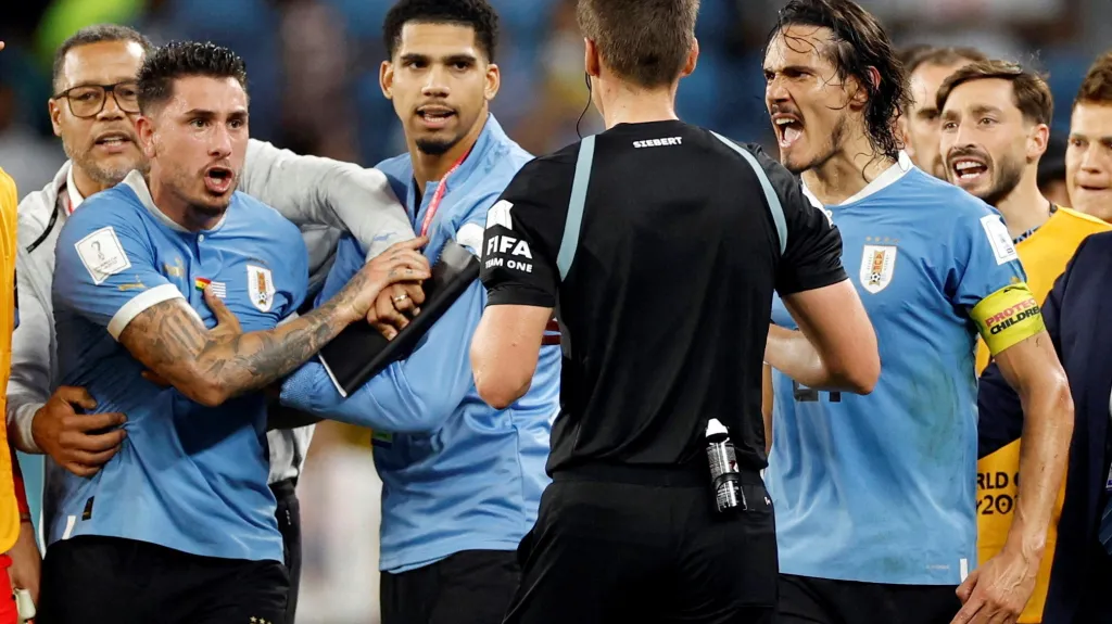 José María Giménez a Edinson Cavani se sápou na sudího po utkání s Ghanou