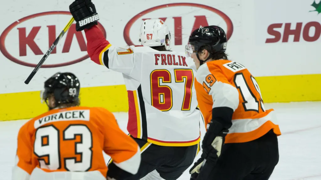 Michael Frolík rozhoduje. Přihlíží Jakub Voráček