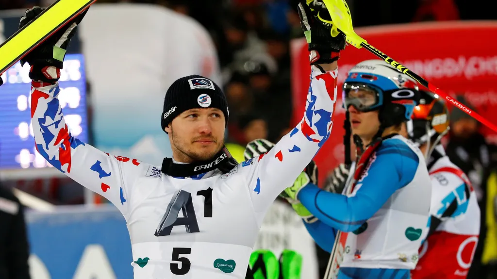 Henrik Kristoffersen se raduje z vítězství ve Schladmingu