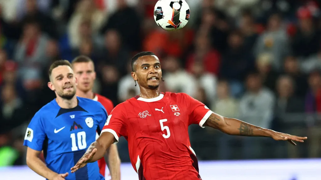 Manule Akanji (5) v zápase Švýcarska se Slovinskem