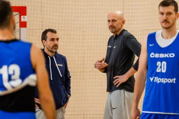 Trenér Luboš Bartoň (druhý zprava) dohlíží na trénink