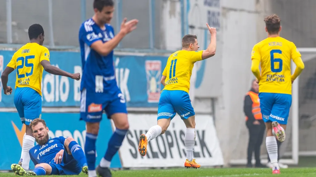 Tepličtí fotbalisté se radují z gólu.