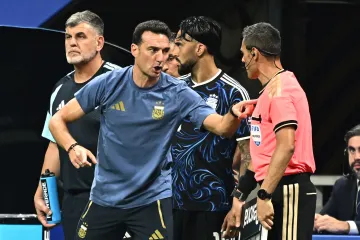 Argentinský trenér Lionel Scaloni v diskusi se čtvrtým rozhodčím