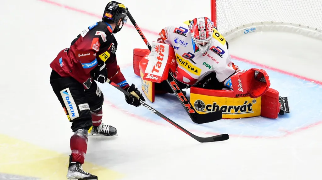 Roman Horák zakončuje nájezd proti Dominiku Frodlovi