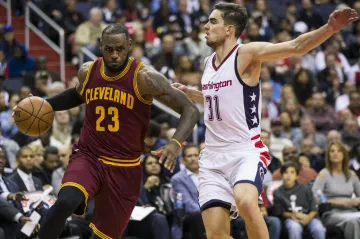 Tomáš Satoranský brání LeBrona Jamese