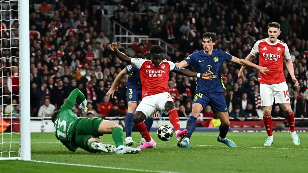 Bukayo Saka střílí postupový gól Arsenalu