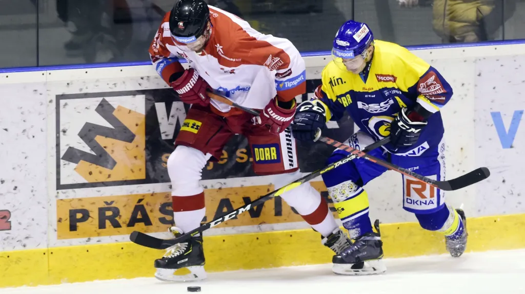 Vilém Burian z Olomouce před Davidem Noskem ze Zlína