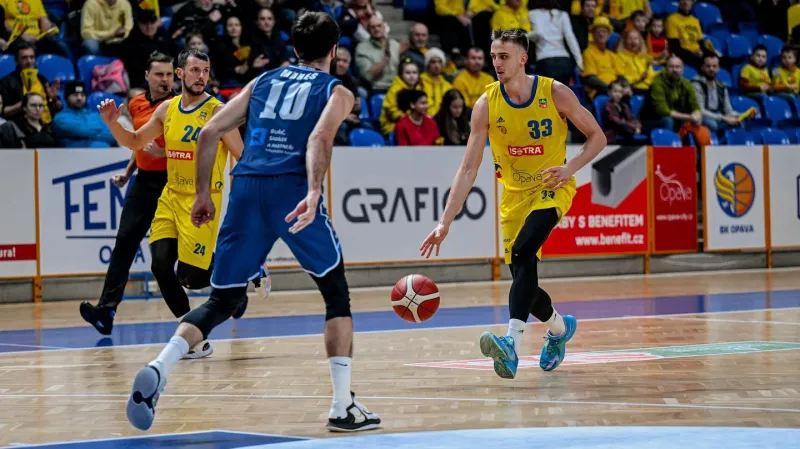 Jakub Slavík z Opavy dribluje s míčem