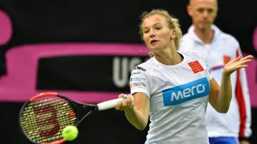 Kateřina Siniaková na tréninku před finále Fed Cupu pod dohledem Petra Pály