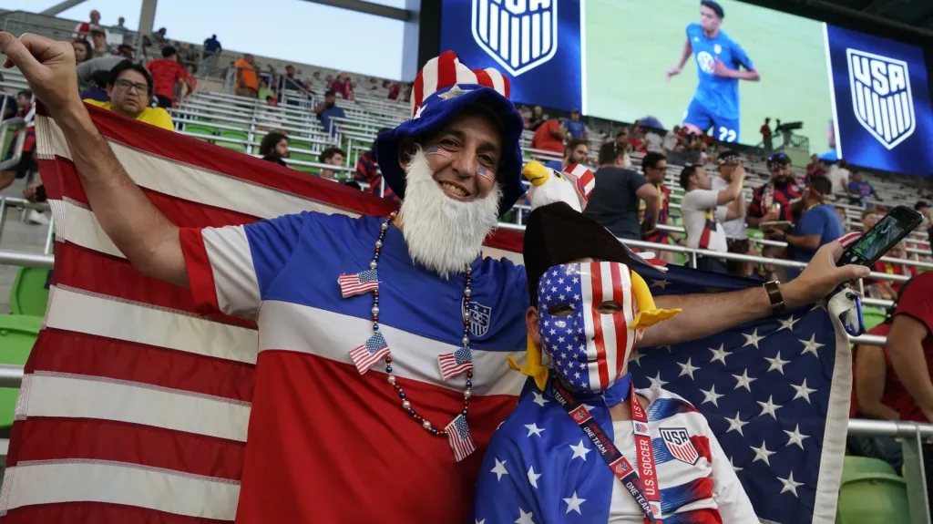 Fanoušci USA na fotbalovém stadionu