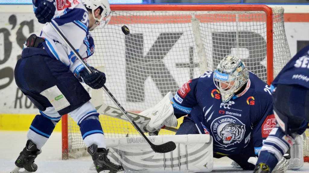 Brankář Liberce Ján Lašák v souboji s plzeňským Miroslavem Indrákem
