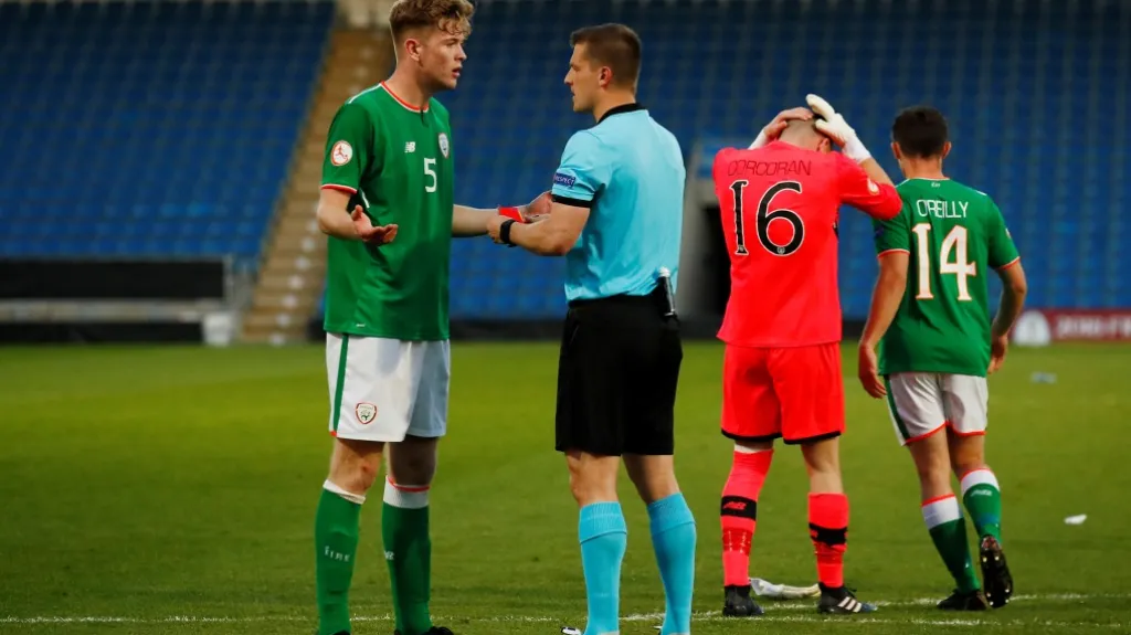 Rozhodčí Zbyněk Proske v zápase Irska s Nizozemskem 