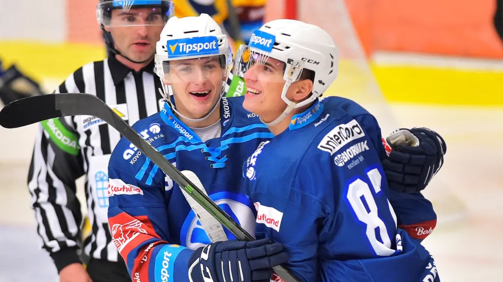 Filip Přikryl slaví branku se Sebastianem Malátem