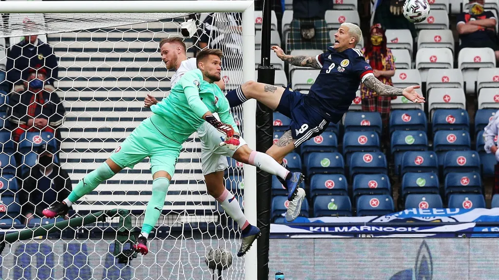 Brankář Tomáš Vaclík v akci v utkání ME