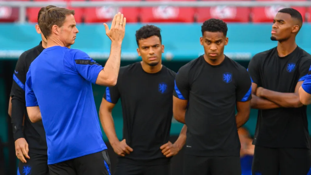 De Boer na předzápasovém tréninku Oranjes v Budapešti