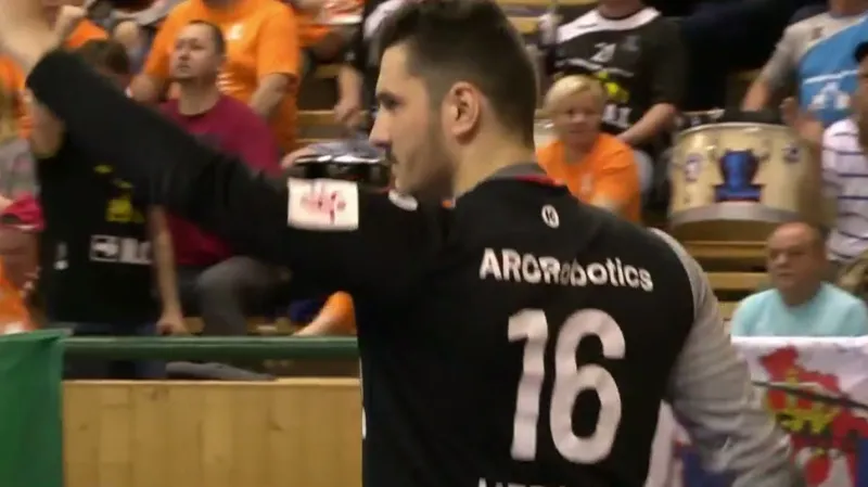 První finále zvládli lépe házenkáři Plzně