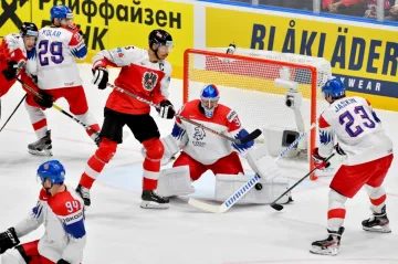 Brankář Pavel Francouz čelí šanci Rakušanů