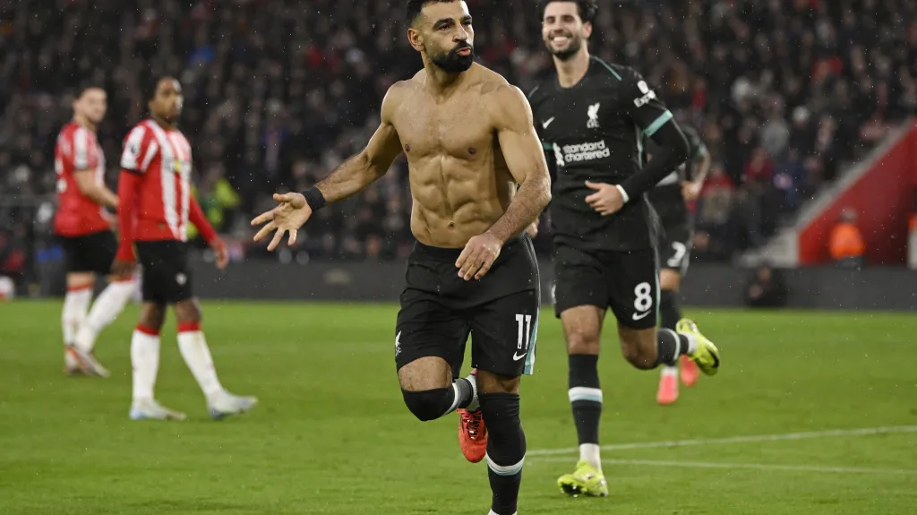 Mohamed Salah z Liverpoolu se raduje z gólu v Premier League