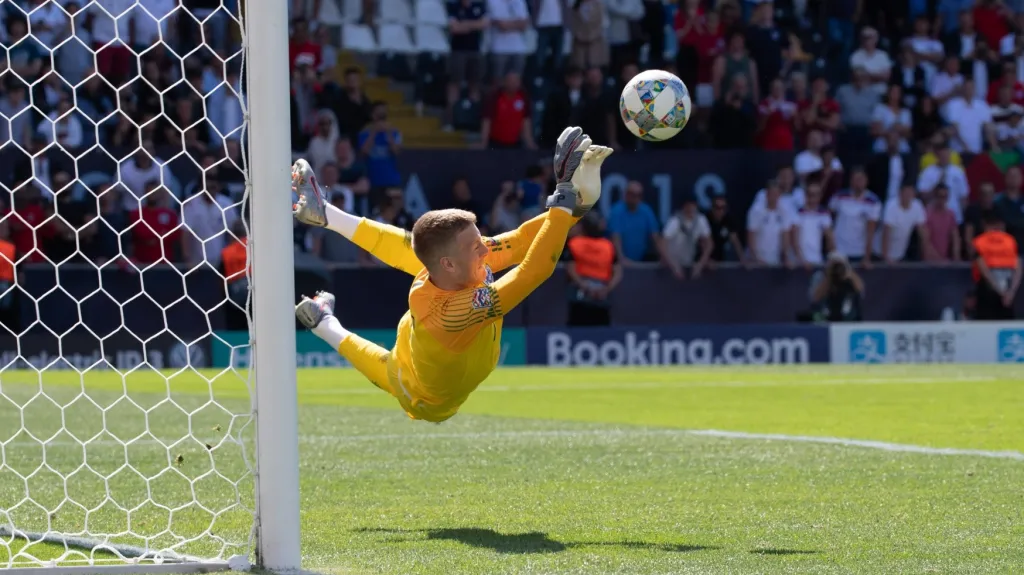 Anglický brankář Jordan Pickford chytá penaltu v duelu o třetí místo v Lize národů