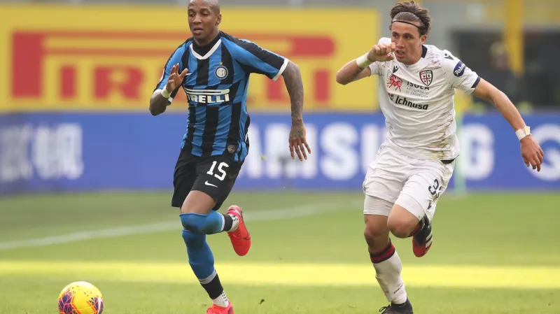 Nová posila Interu Ashley Young v akci proti Luca Pellegrinimu