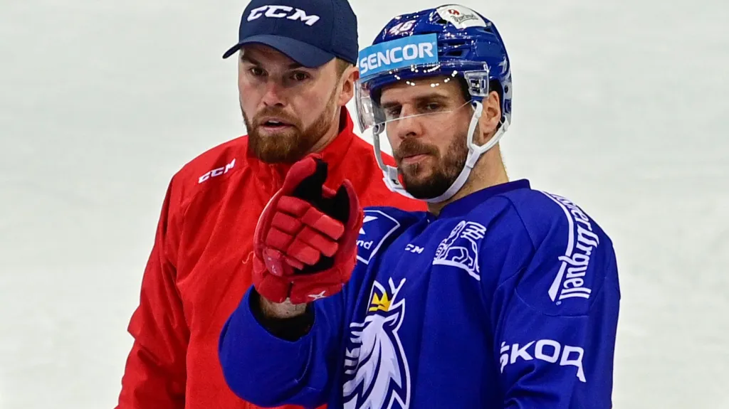 Kouč reprezentace Filip Pešán s útočníkem Davidem Krejčím