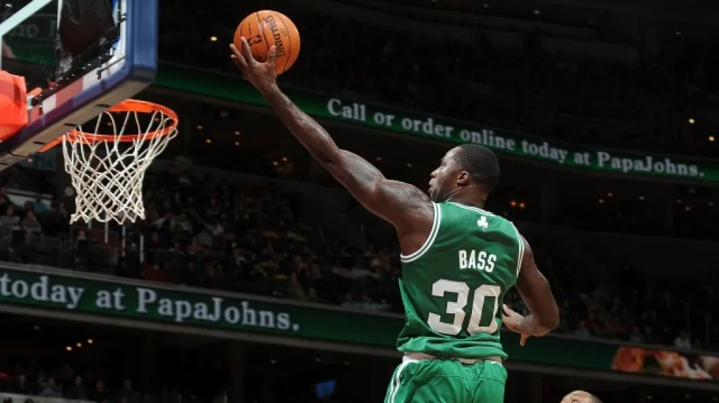 Brandon Bass z Bostonu v zápase s Veselého Washingtonem 