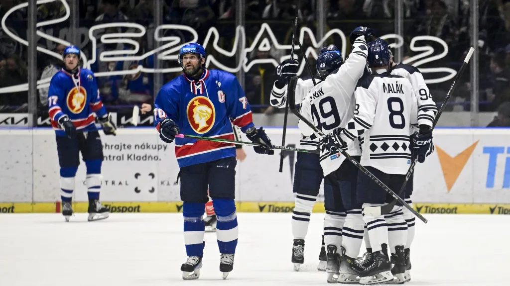 Hráči Plzně se radují z gólu při výročním utkání Kladna