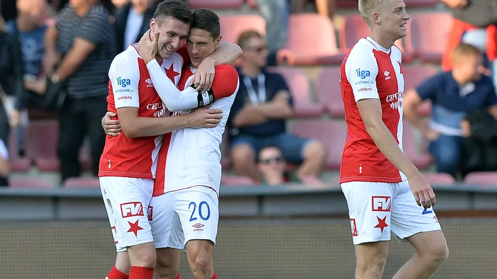 Jaromír Zmrhal (vlevo) se raduje se spoluhráčem Jiřím Bílkem z gólu