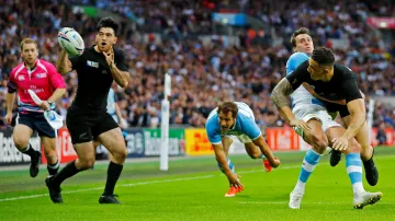 S. B. Williams (vpravo) při jedné ze svých přesných přihrávek