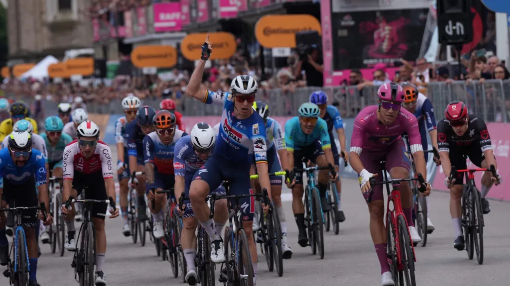 Tim Merlier poráží Jonathana Milana ve finiši etapy Gira d'Italia